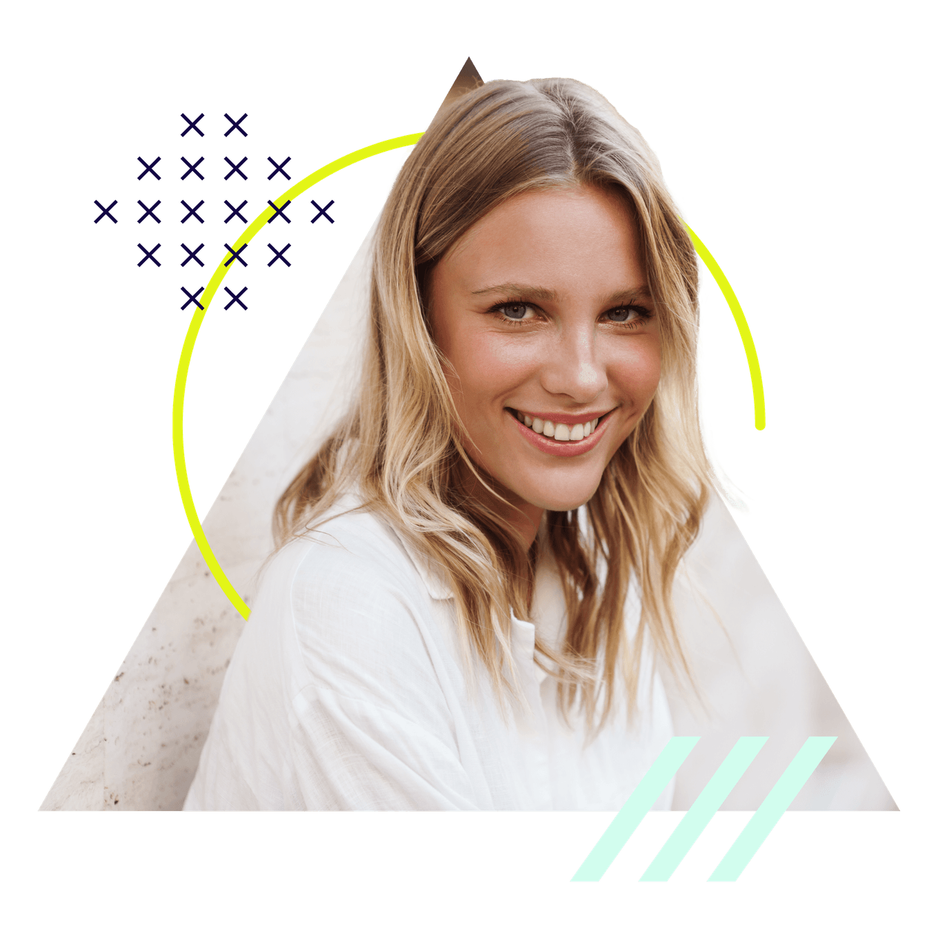 Junge Frau mit blonden Haaren lächelt in die Kamera.