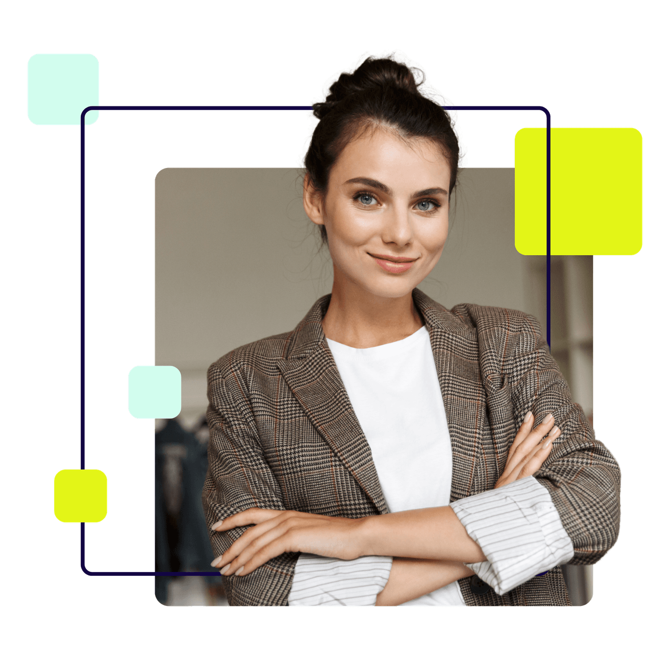 Junge Dame, lächelt im lockeren Businesslook,