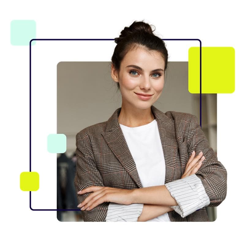 Junge Dame mit hochgesteckten dunklen Haaren, lächelt  mit Blick in die Kamera