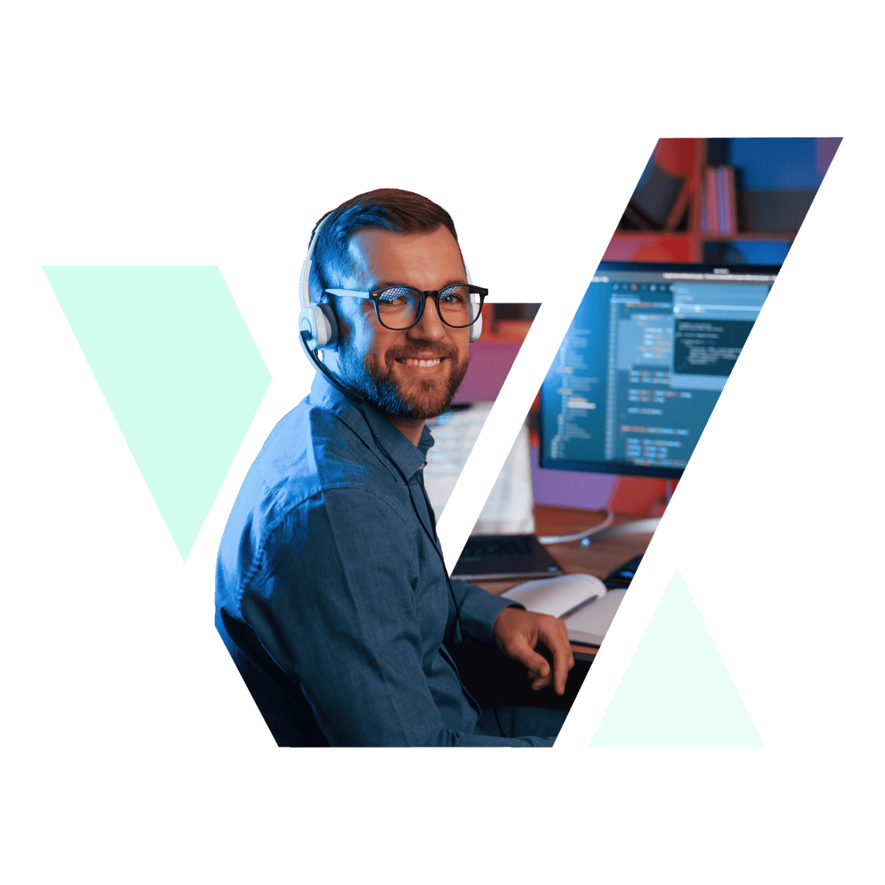 Lächelnder Mann mit Brille und Headset in blauem Hemd sitzt am Schreibtisch, im Hintergrund ein Bildschirm mit Programmiercode; das Foto ist in eine W-Form eingefasst, daneben mintfarbene W-Grafikelemente.
