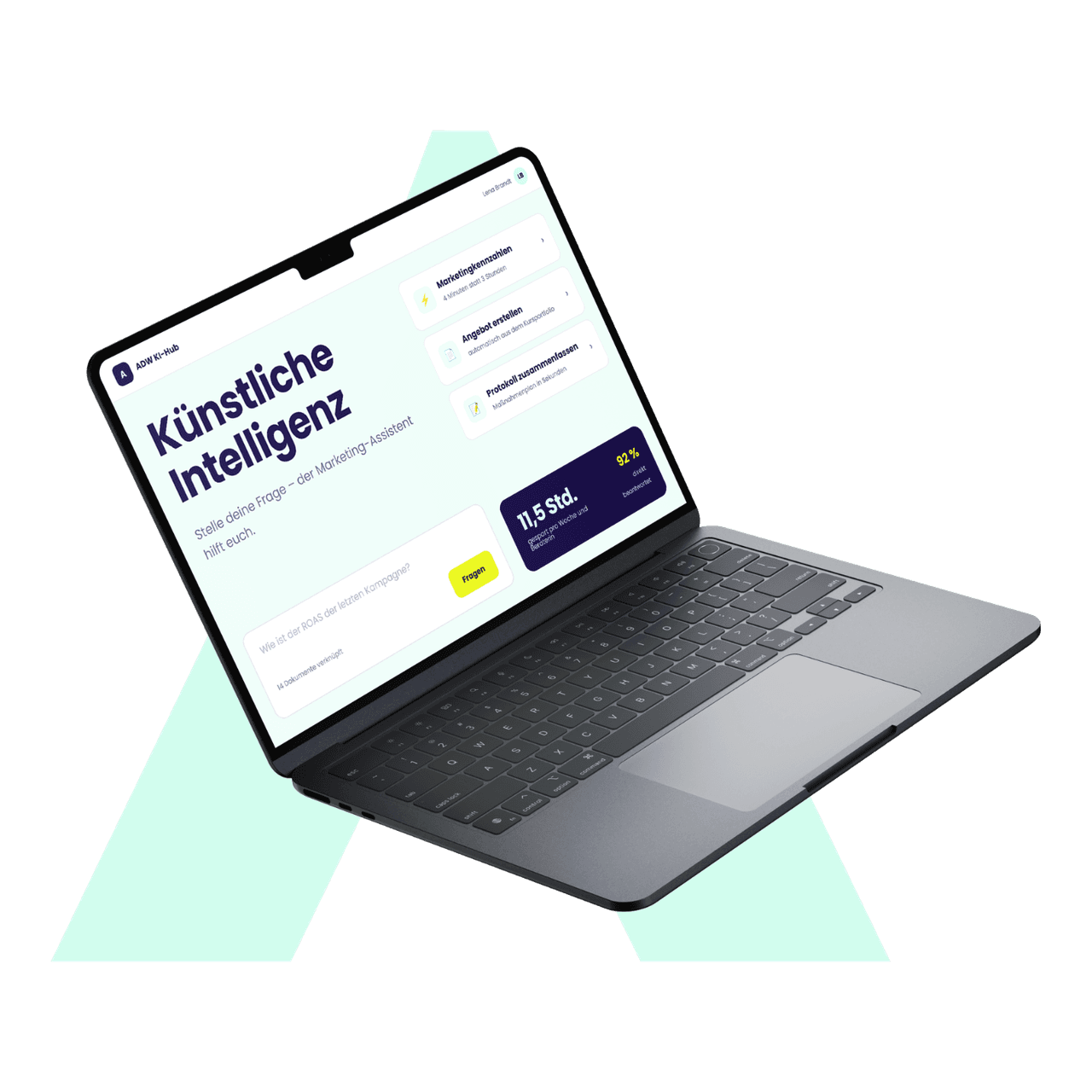 Aufgeklappter Laptop, auf dem Bildschirm die Oberfläche eines KI-Marketing-Assistenten mit der Überschrift „Künstliche Intelligenz", Aktionskacheln und Kennzahlen-Feldern; im Hintergrund ein mintfarbenes A-Grafikelement.