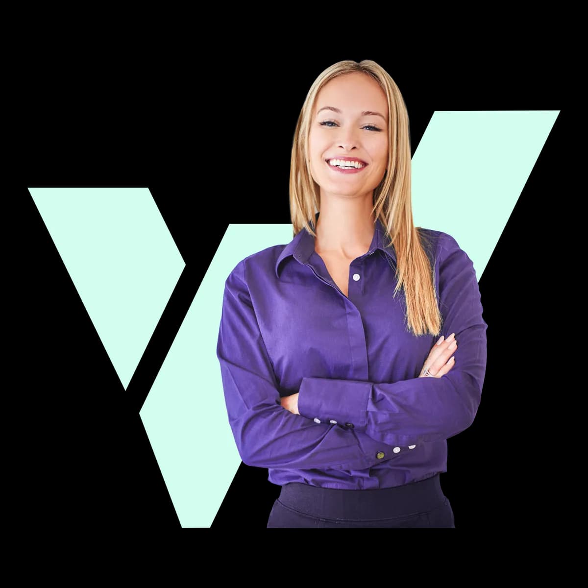 Lächelnde Frau mit langen blonden Haaren in violetter Bluse steht mit verschränkten Armen, im Hintergrund ein mintfarbenes W-Grafikelement.