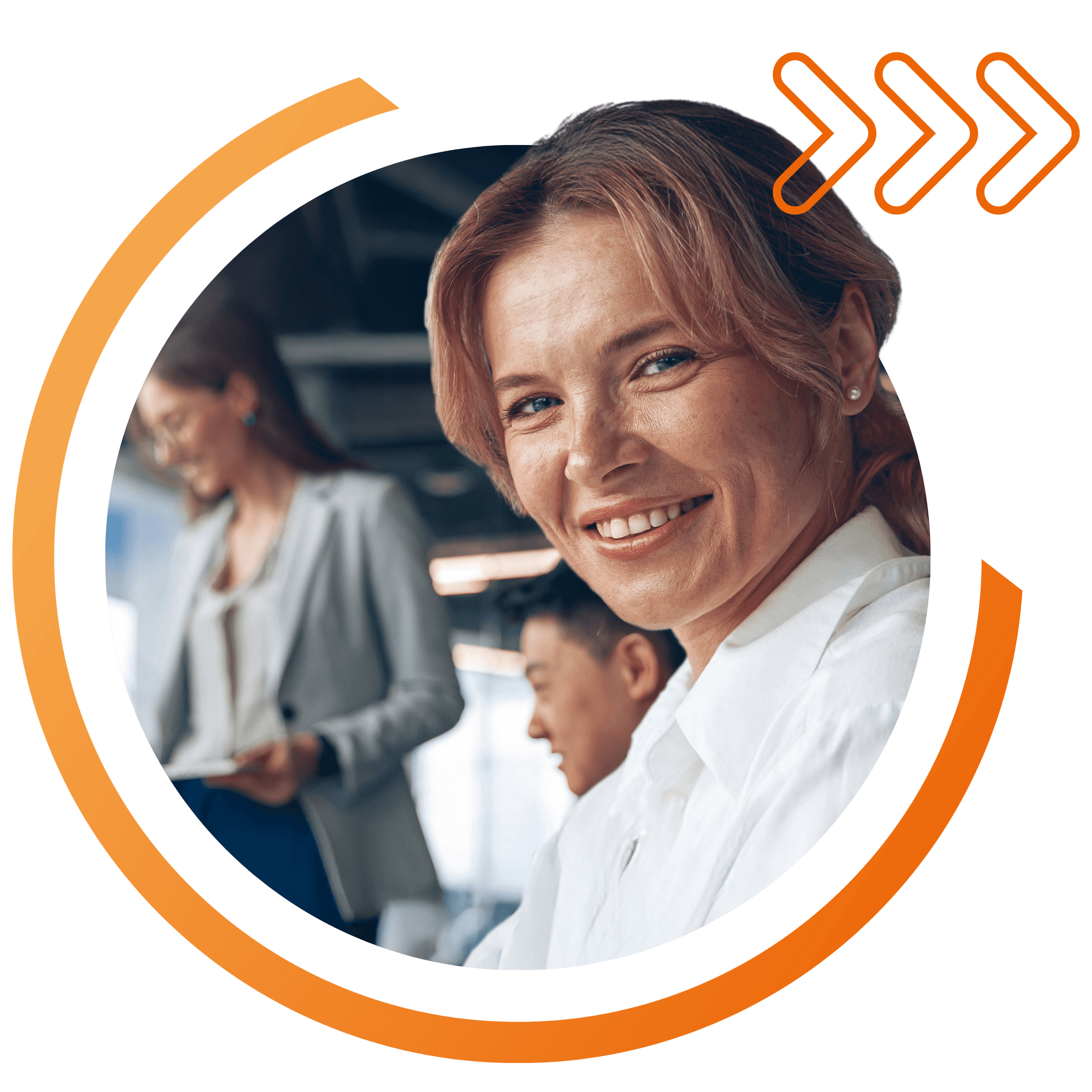 Quality Learning - lächelnde Frau mit 2 Projektmanagern im Hintergrund.